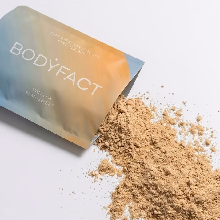Geöffneter Beutel „BODYFACT Vanilla Semi-Sweet“ mit herausgelaufenem Pulver.