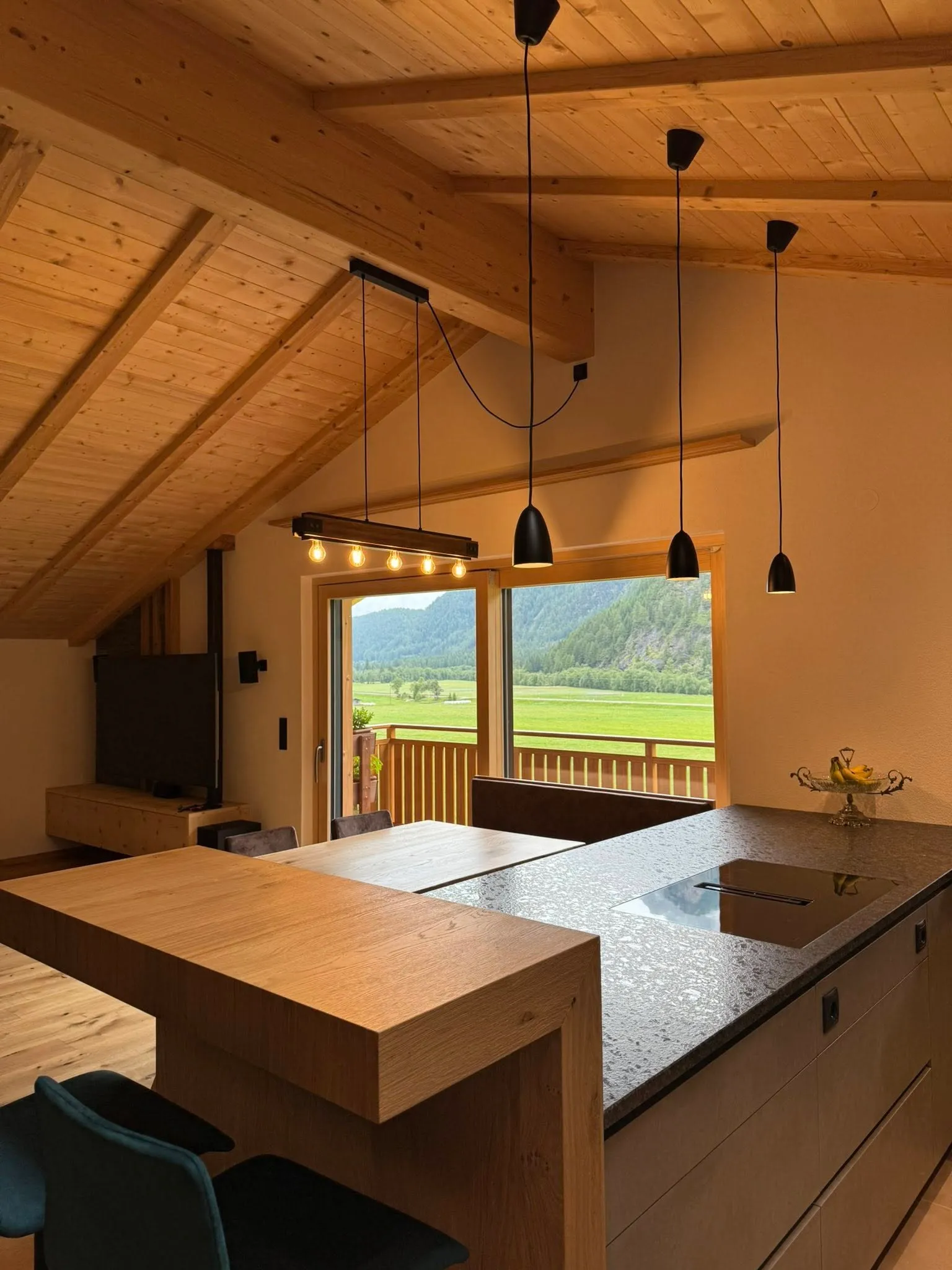 Moderne Küche mit Hängeleuchten und indirekter LED-Beleuchtung.