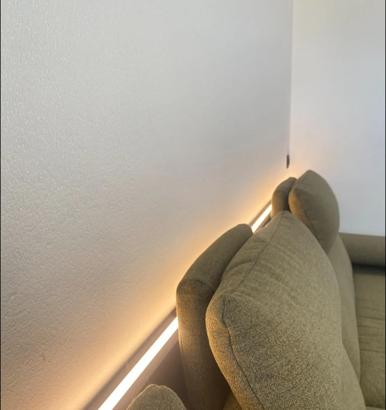 Couch im Wohnbereich mit indirekter Beleuchtung.