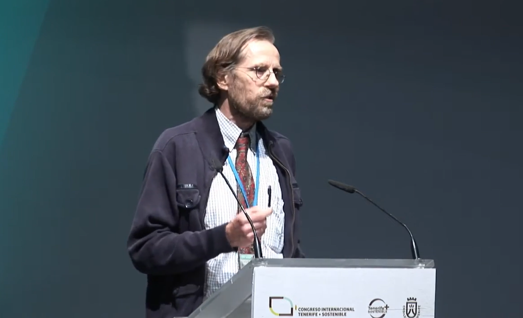 Man with glasses and a beard speaking at a podium during the Congreso Internacional Tenerife Sostenible event.