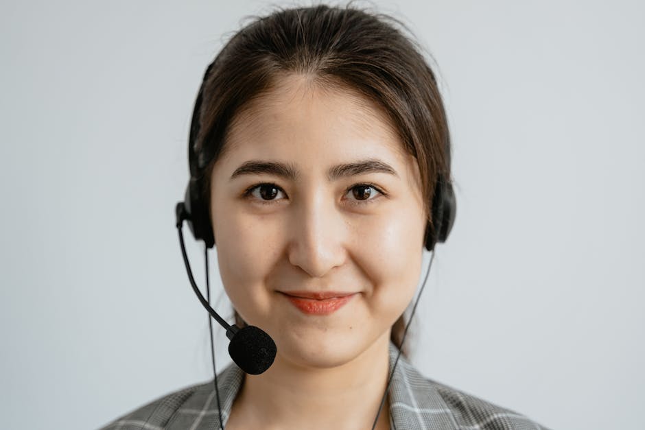 Professional call center agent with a headset smiling - Electrician answering service
