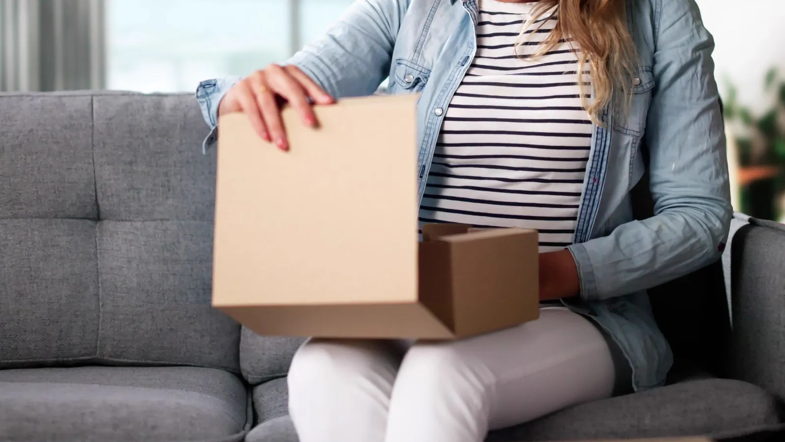 Vrouw die een verpakking opent met medicijnen voor gewichtsverlies