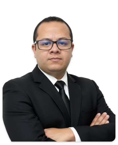 Hombre con gafas, traje negro y corbata, con los brazos cruzados y fondo transparente.