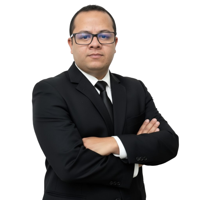 Hombre con gafas vestido con traje negro, camisa blanca y corbata negra, con brazos cruzados.