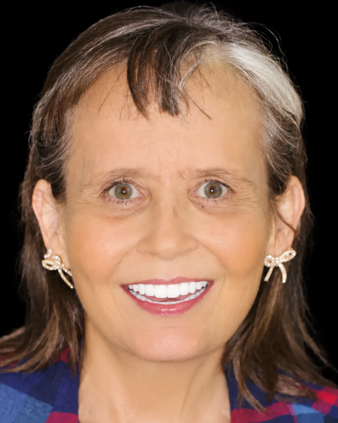 Genna smiling after treatment at Makris Dental Prosthodontics