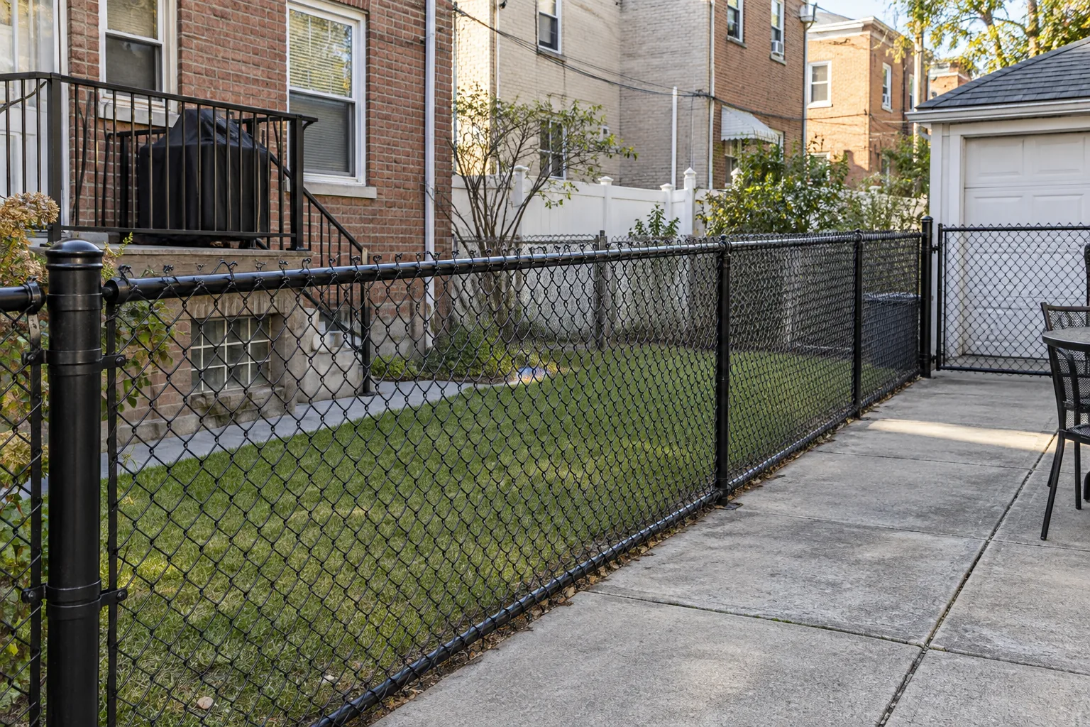 Black-coated chain link · property setting
