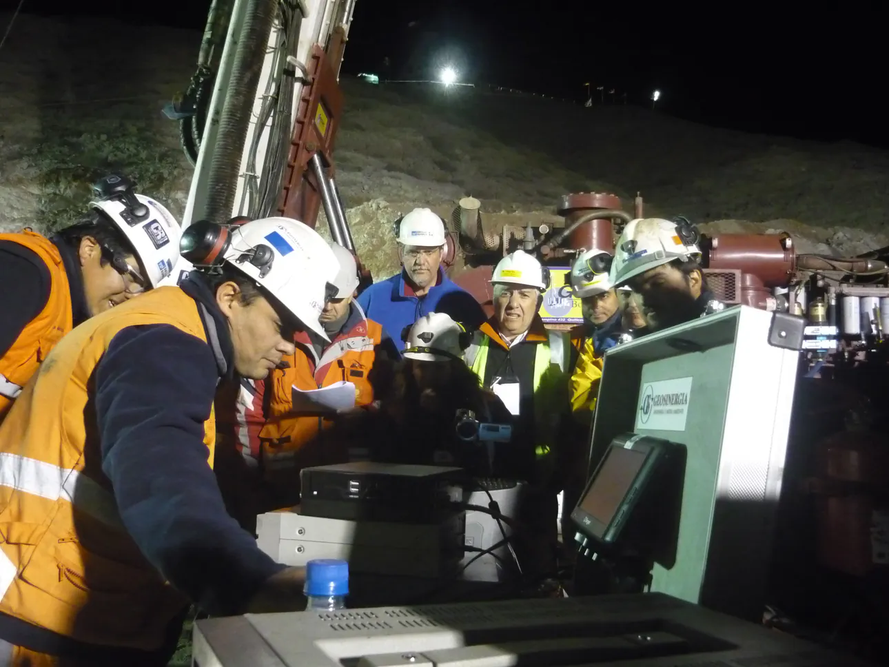 Equipo de Geosinergia trabajando en una mina subterránea