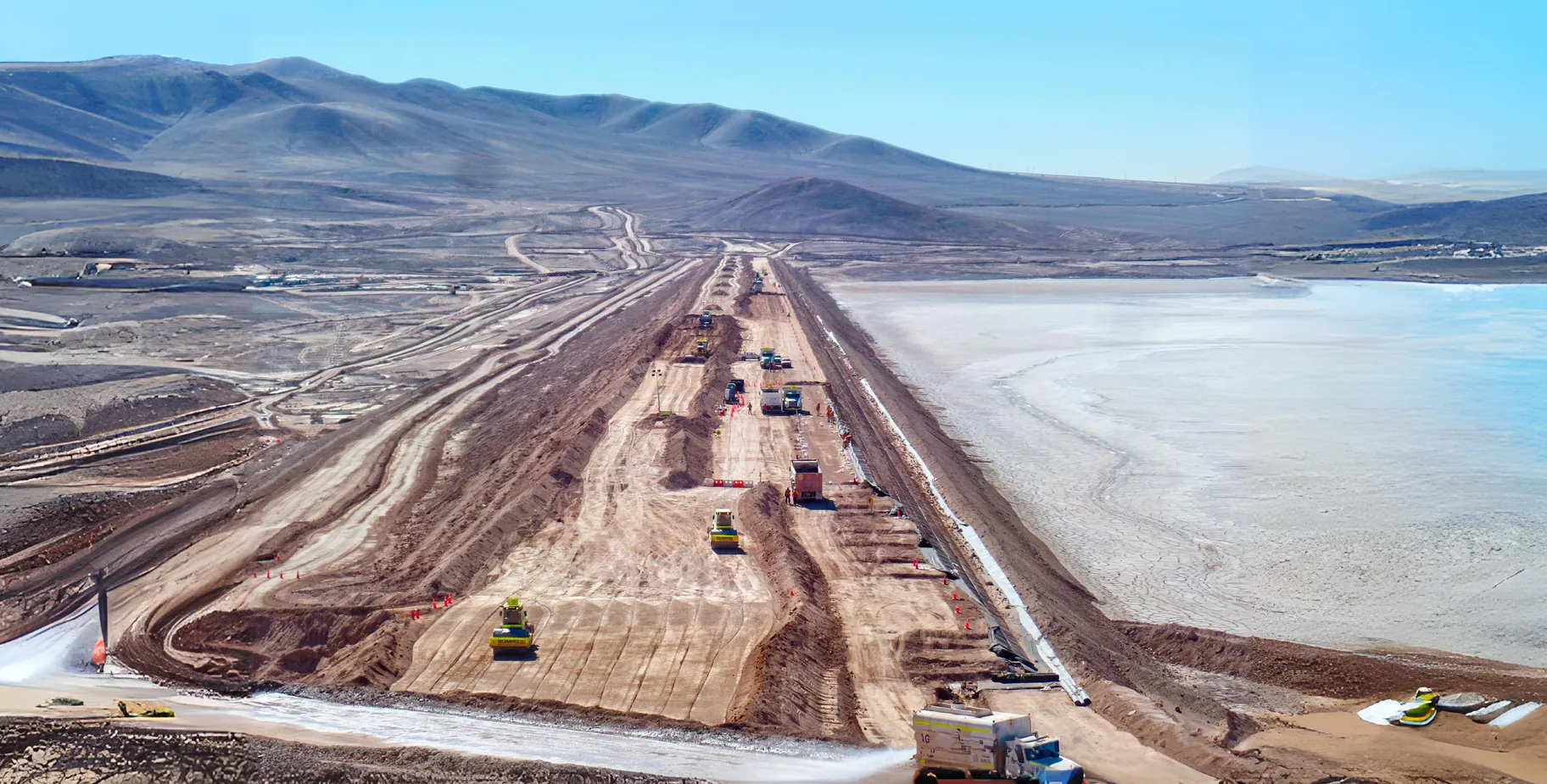 Construcción del muro de un depósito de relaves con maquinaria pesada