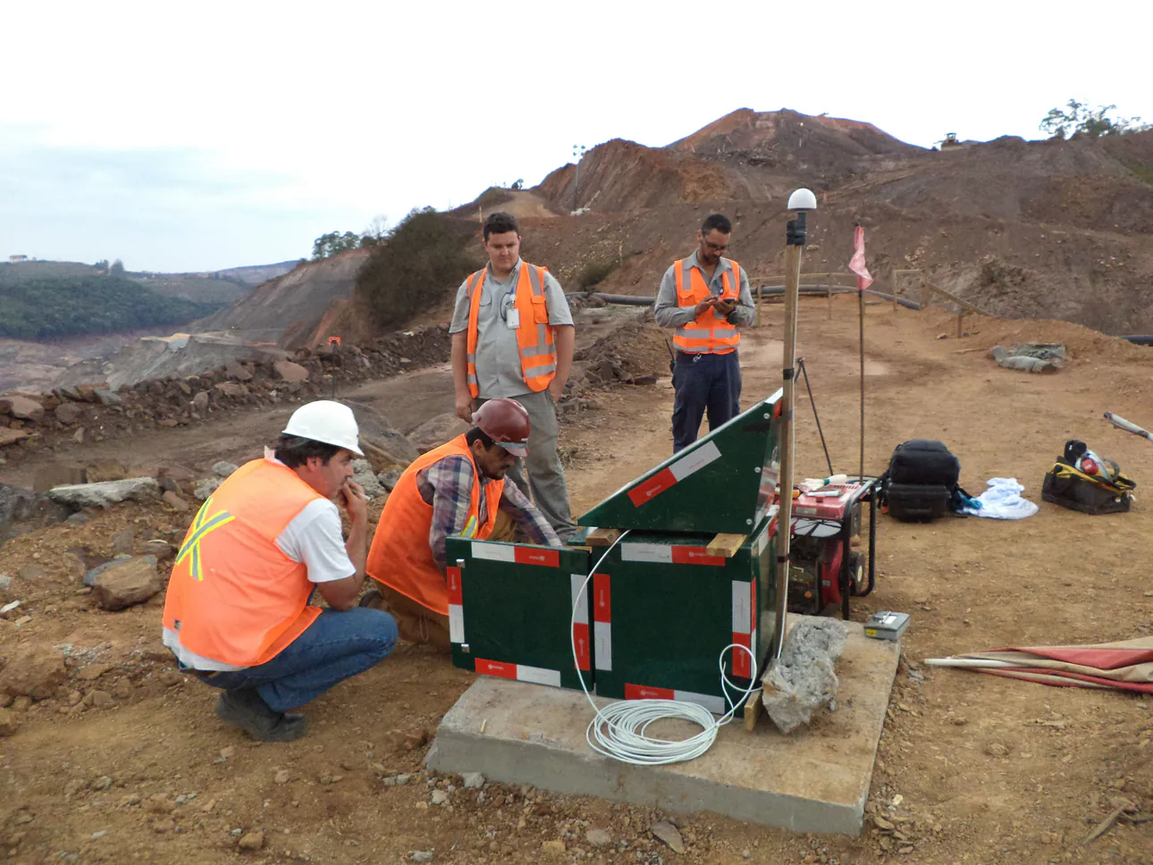 Equipo de Geosinergia instalando instrumentación en terreno