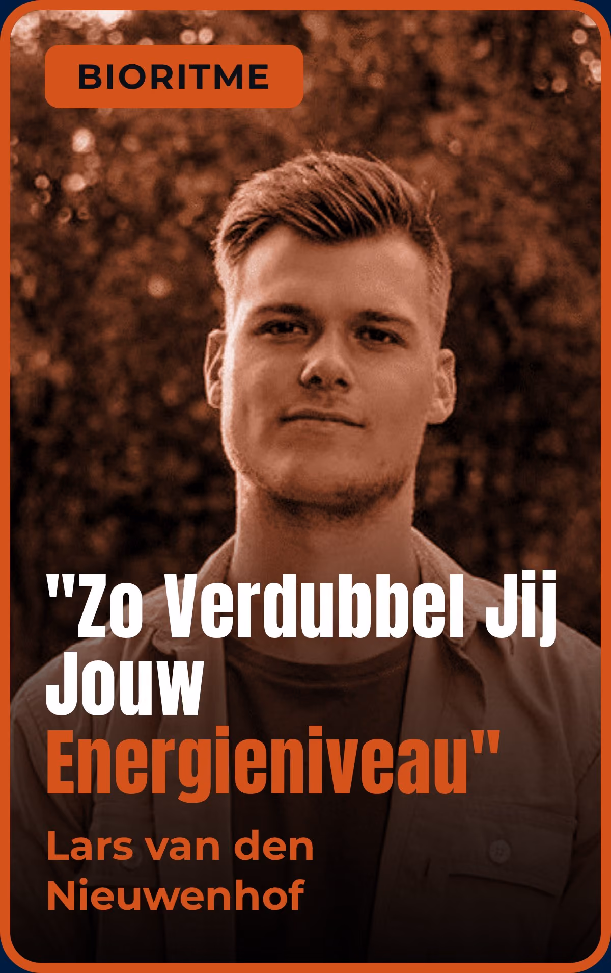 Portret van een man met kort haar en een overhemd tegen een wazige buitenachtergrond.
