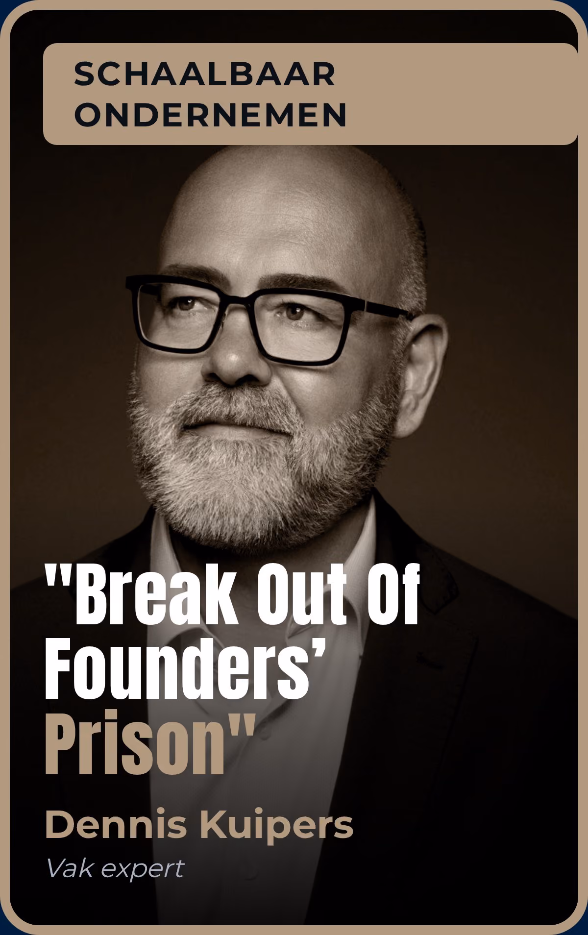 Portret van een man met bril en baard in pak, met tekst over schaalbaar ondernemen en Dennis Kuipers.