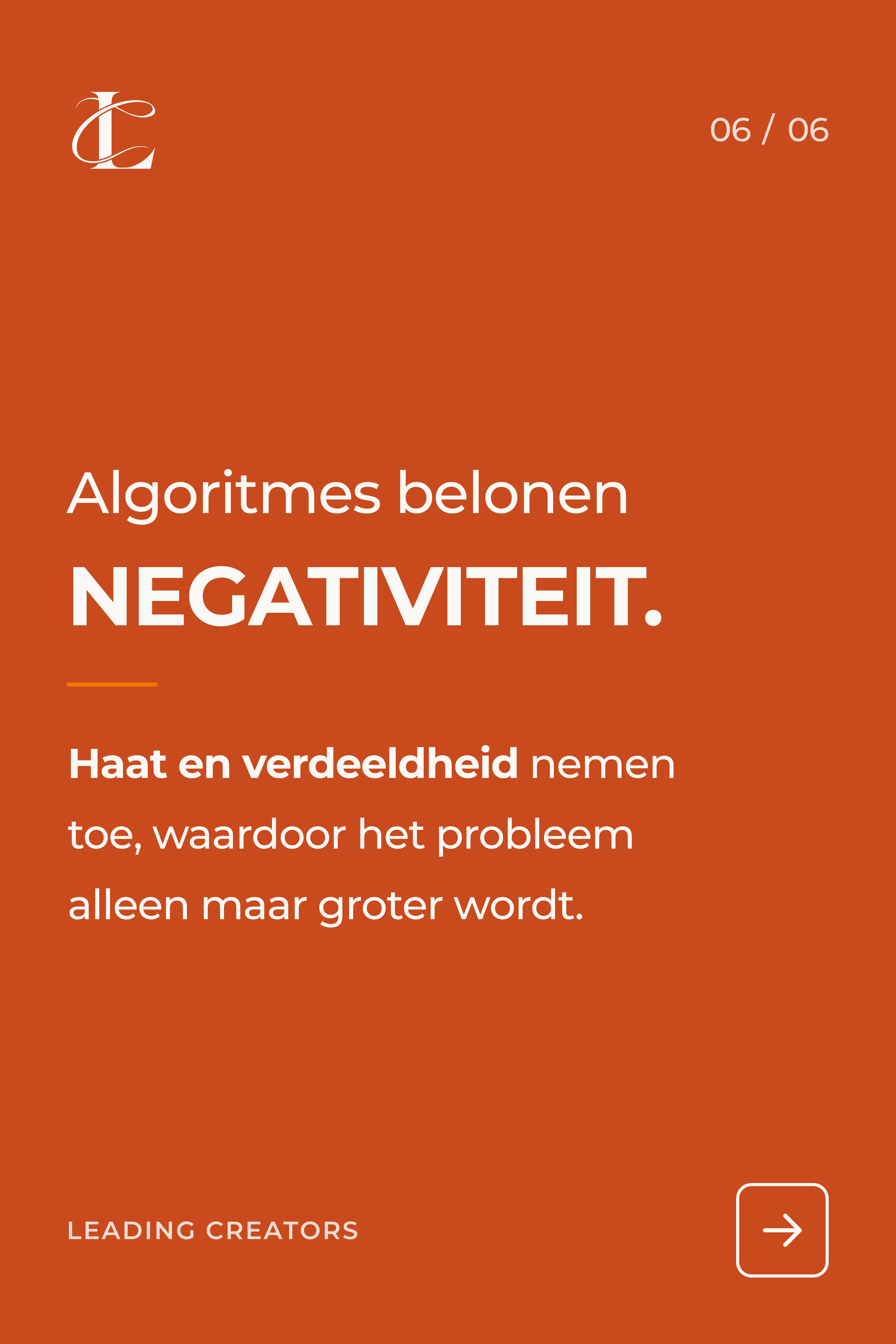 Oranje achtergrond met tekst over algoritmes die negativiteit, haat en verdeeldheid belonen.