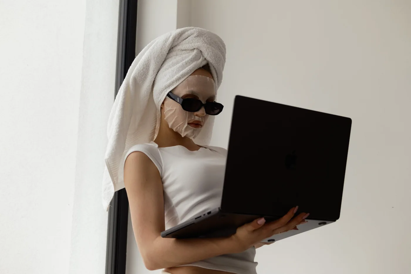 Creator volgt een online masterclass op haar laptop