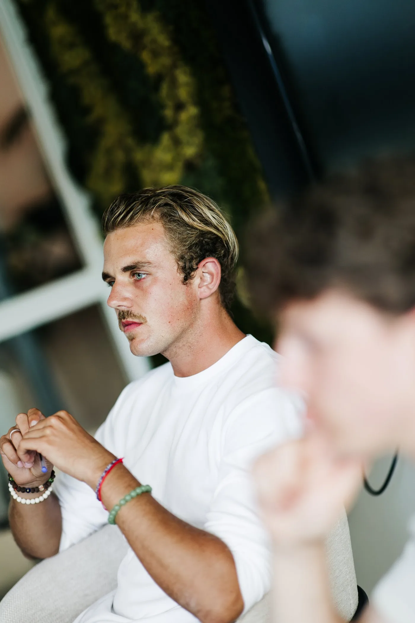 Creator luistert tijdens een sessie