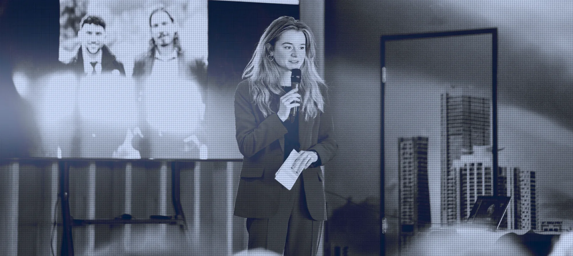 Spreker met microfoon op een event van Leading Creators