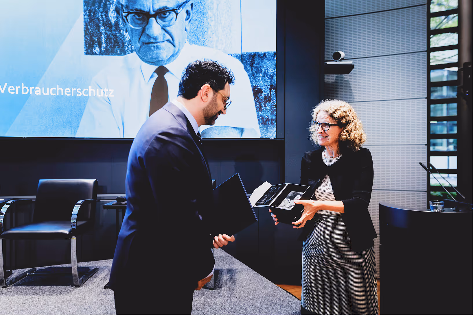 Dr. Fatih Kolkilic nimmt den Fritz-Bauer-Preis entgegen ausgezeichnet durch das Bundesministerium der Justiz und für Verbraucherschutz.