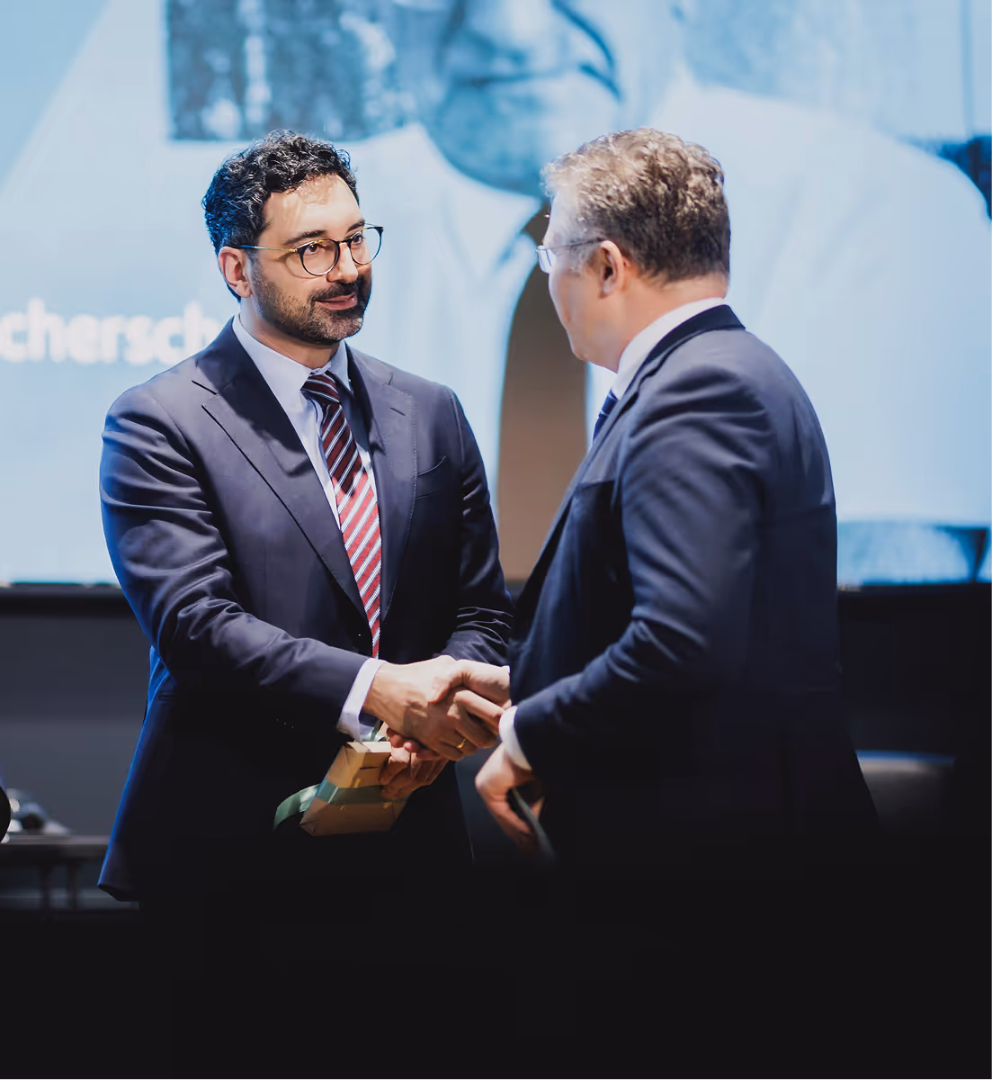 Dr. Fatih Kolkilic schüttelt die Hand mit einer männlichen Person.