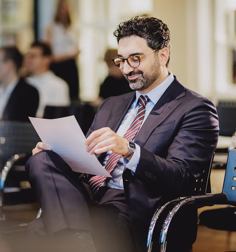 Dr. Fatih Kolkilic beim Prüfen von Unterlagen.