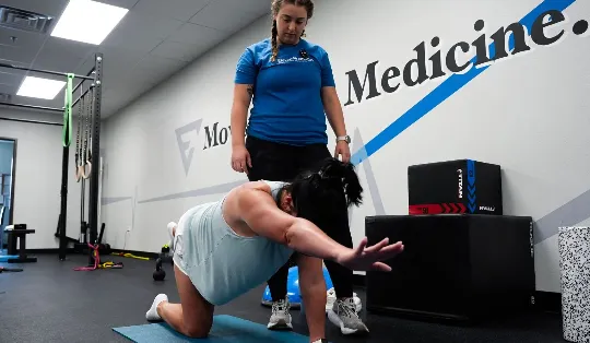 Patient working with a provider at a CrossFit physical therapy clinic in Fort Worth