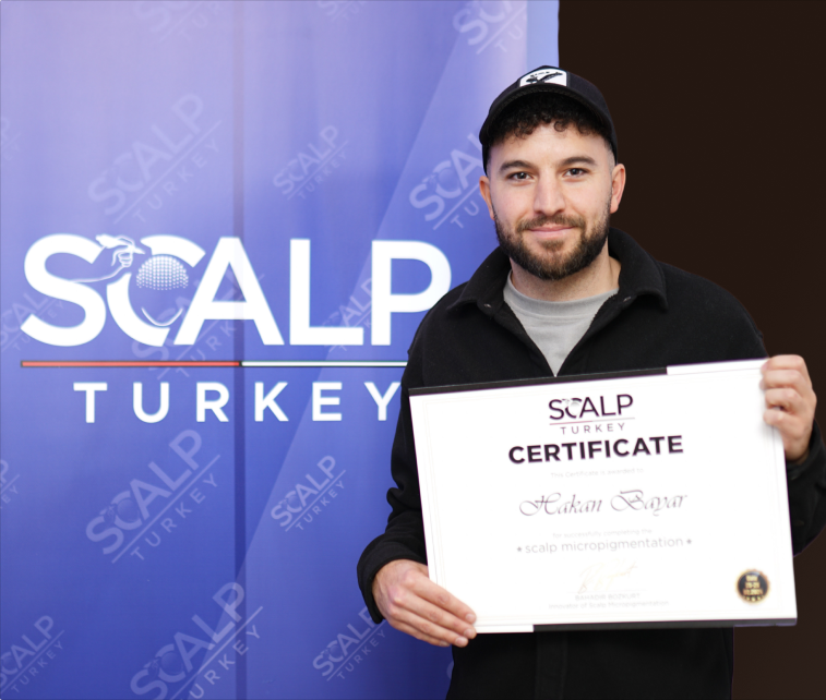 Mann mit schwarzer Kappe und Jacke hält Scalp Turkey Zertifikat für Kopfhautpigmentierung