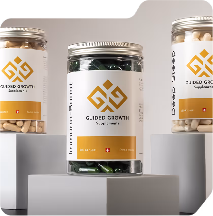 Drei Gläser mit Nahrungsergänzungsmitteln von Guided Growth, darunter Immune-Boost und Deep Sleep, auf grauen Podesten.