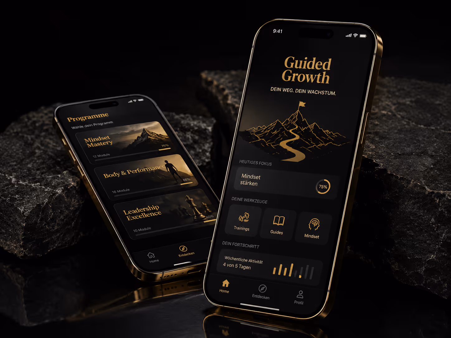 Zwei Smartphones zeigen eine App für persönliches Wachstum mit Programmen zu Mindset und Führung.