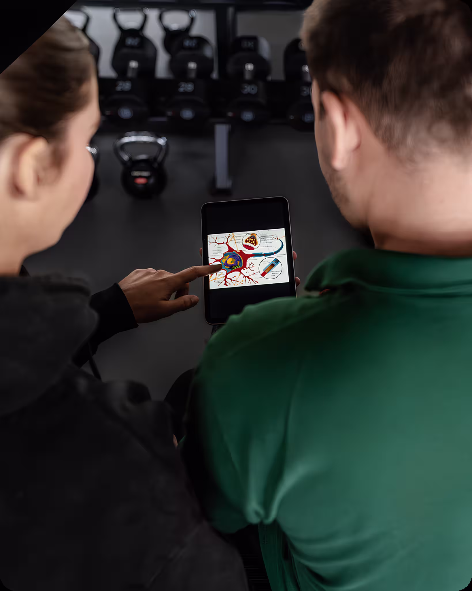 Mitarbeiter hilft einer Kundin weiter 