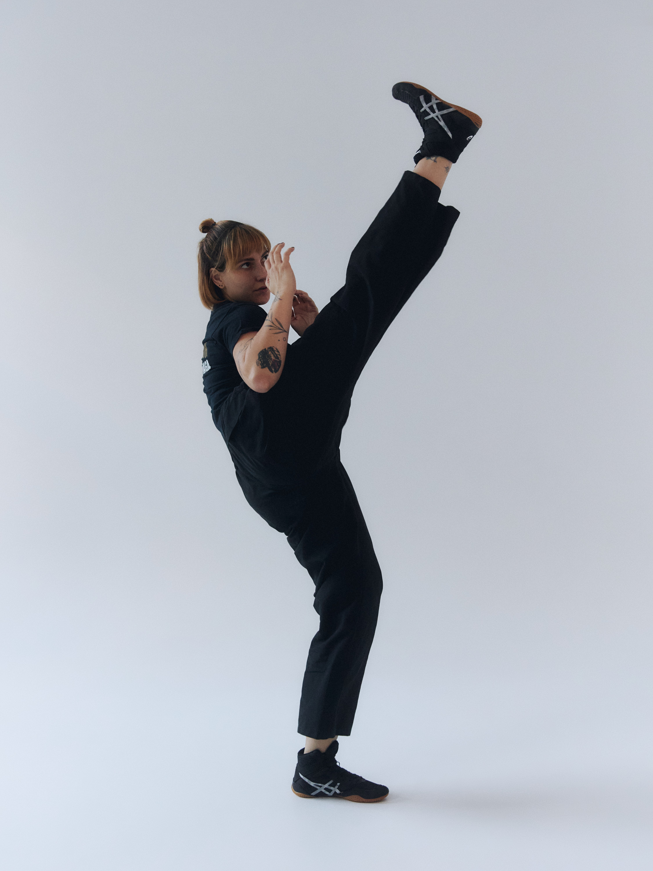 Krav Asia Joanna Wójciak Szulczewska zdjęcie z kopnięciem w Krav Madze