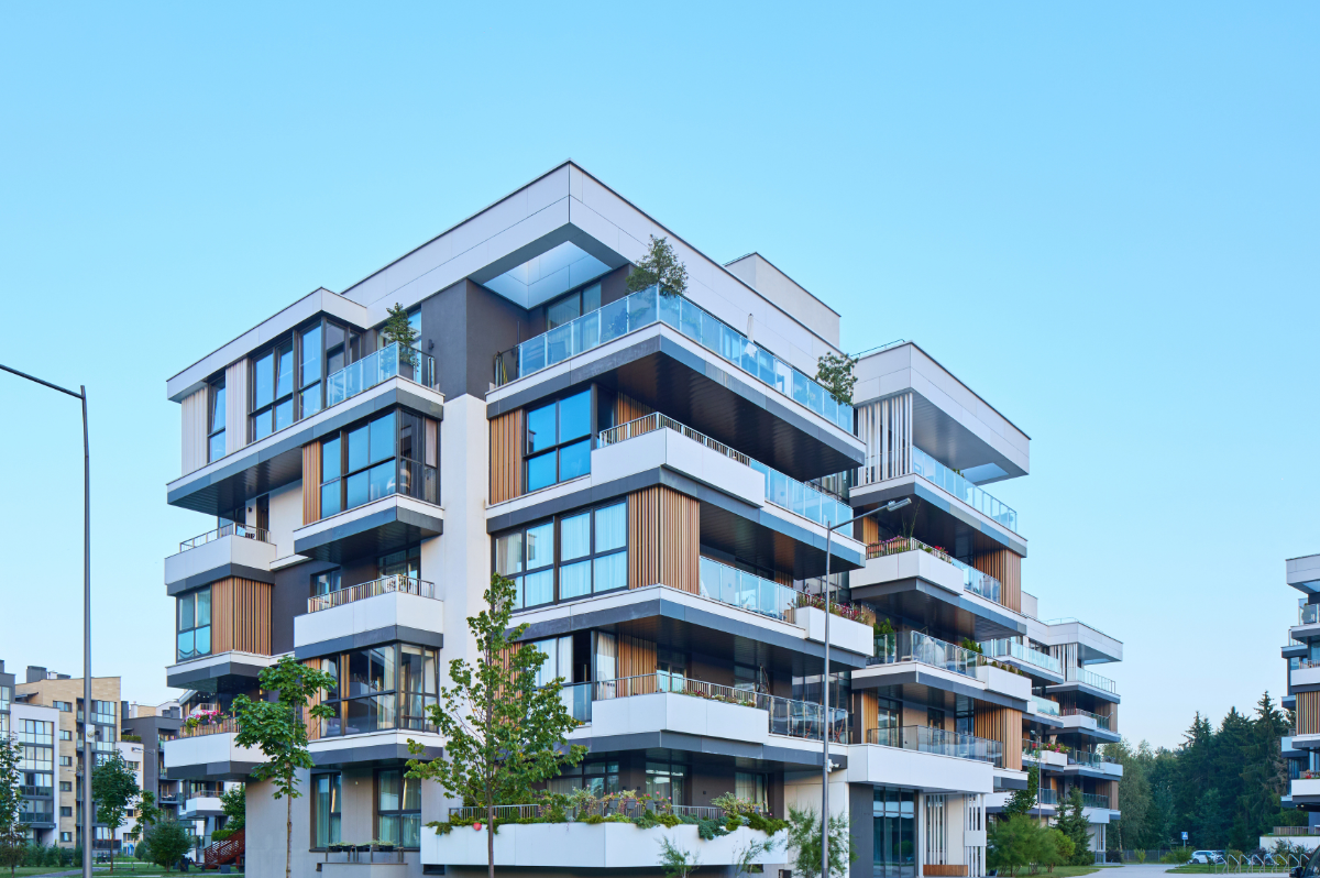 Tourists om Bangkok looking at a map