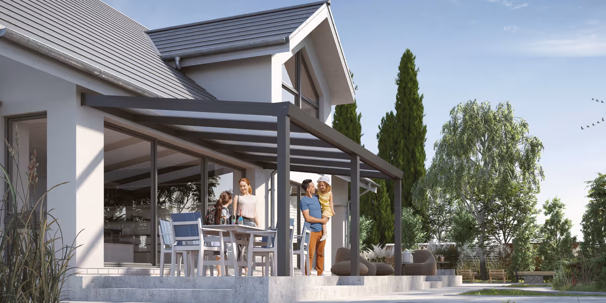 Moderner Außenbereich mit Terrassenüberdachung und Familie, die Zeit im Garten eines weißen Hauses mit großen Fenstern und Bäumen verbringt.