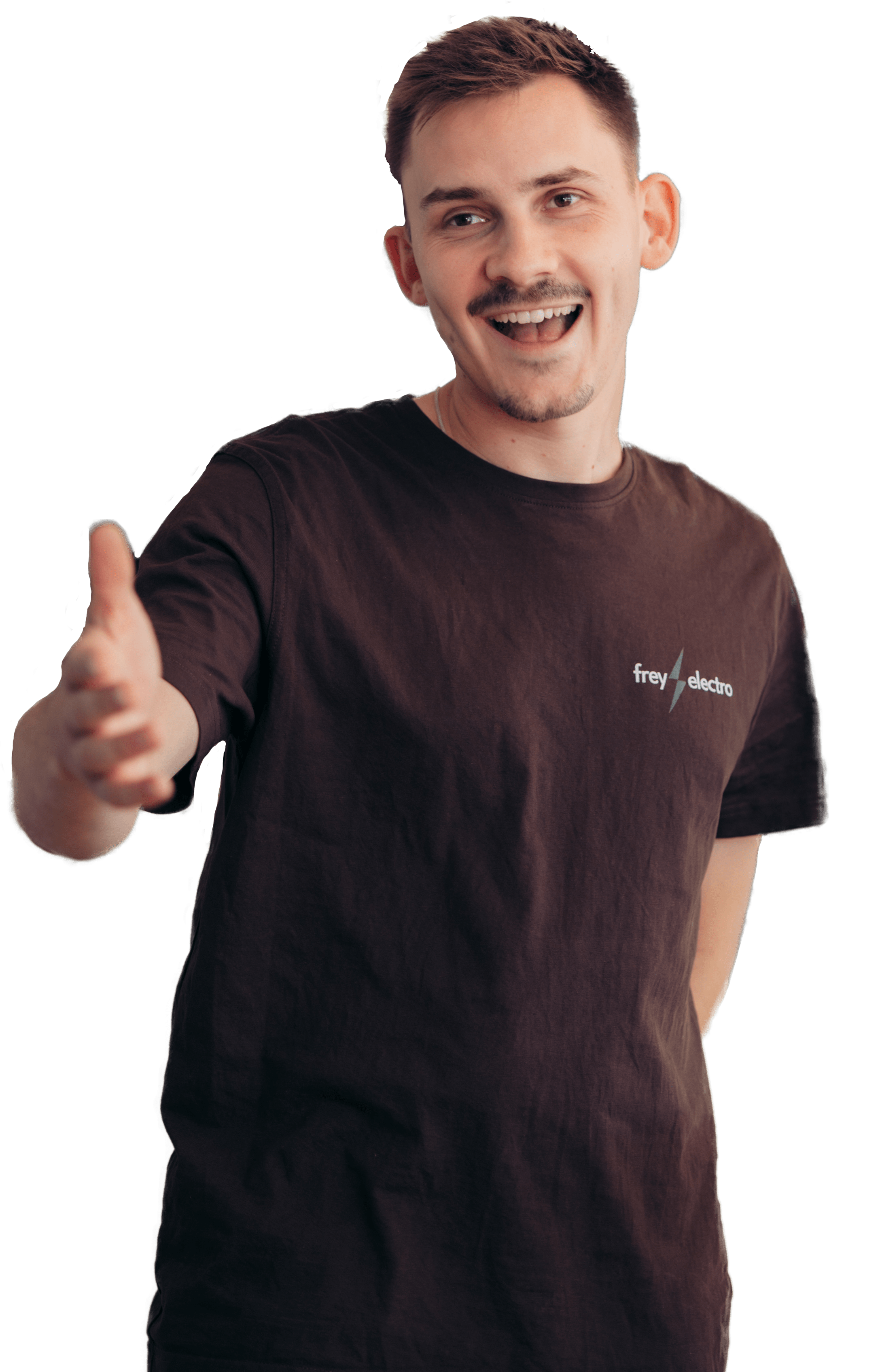 Ein junger Mann mit kurzem Haar, der ein dunkles T-Shirt mit dem Aufdruck 'frey electro' trägt und die Hand zum Handschlag ausstreckt.