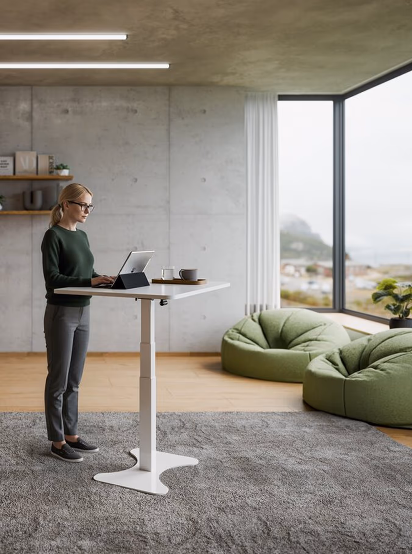 Frau arbeitet im Homeoffice an weißem myhomii Stehschreibtisch mit Blick aus dem Fenster