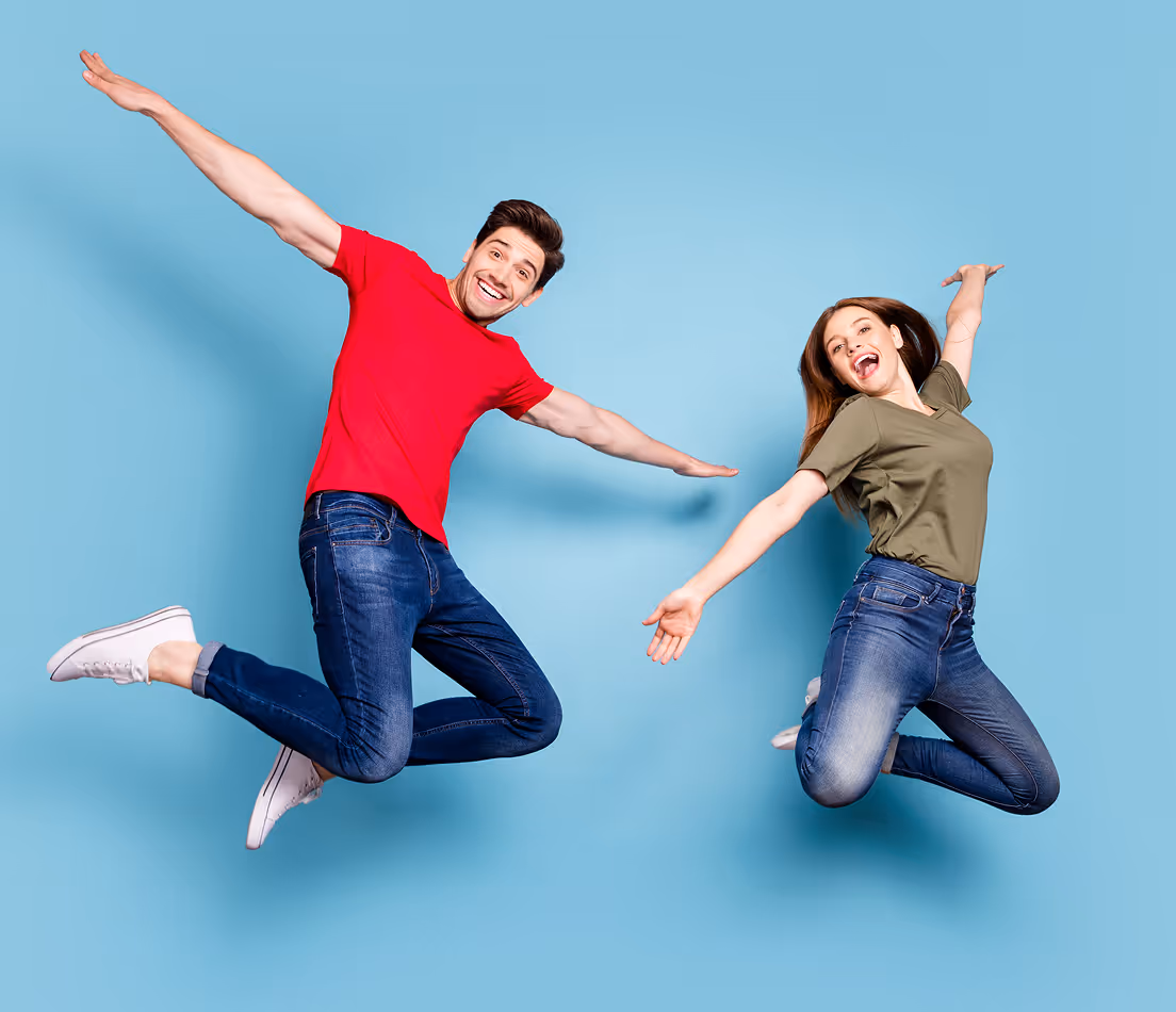 Zwei Menschen springen vor blauem Hintergrund und zeigen die Leichtigkeit mit myhomii Stehtischen