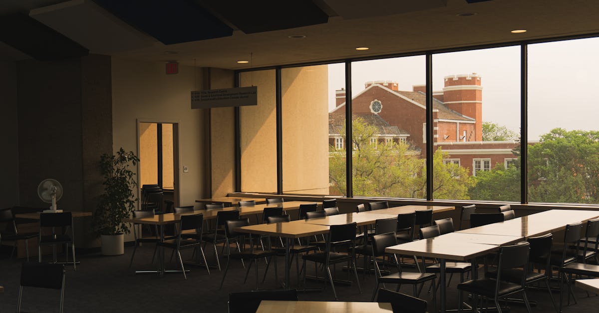 University dining hall promoting sustainable food service practices