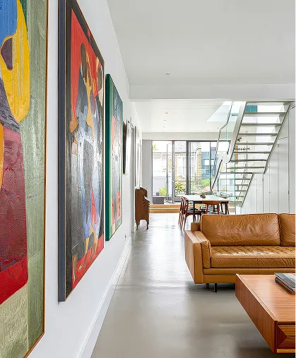 Galeria de arte privada numa residência de luxo no Porto, um projeto da Santori Homes que integra arquitetura e arte contemporânea.