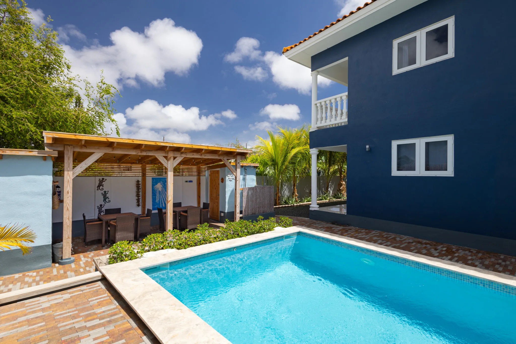 Tiki Blou Apartments