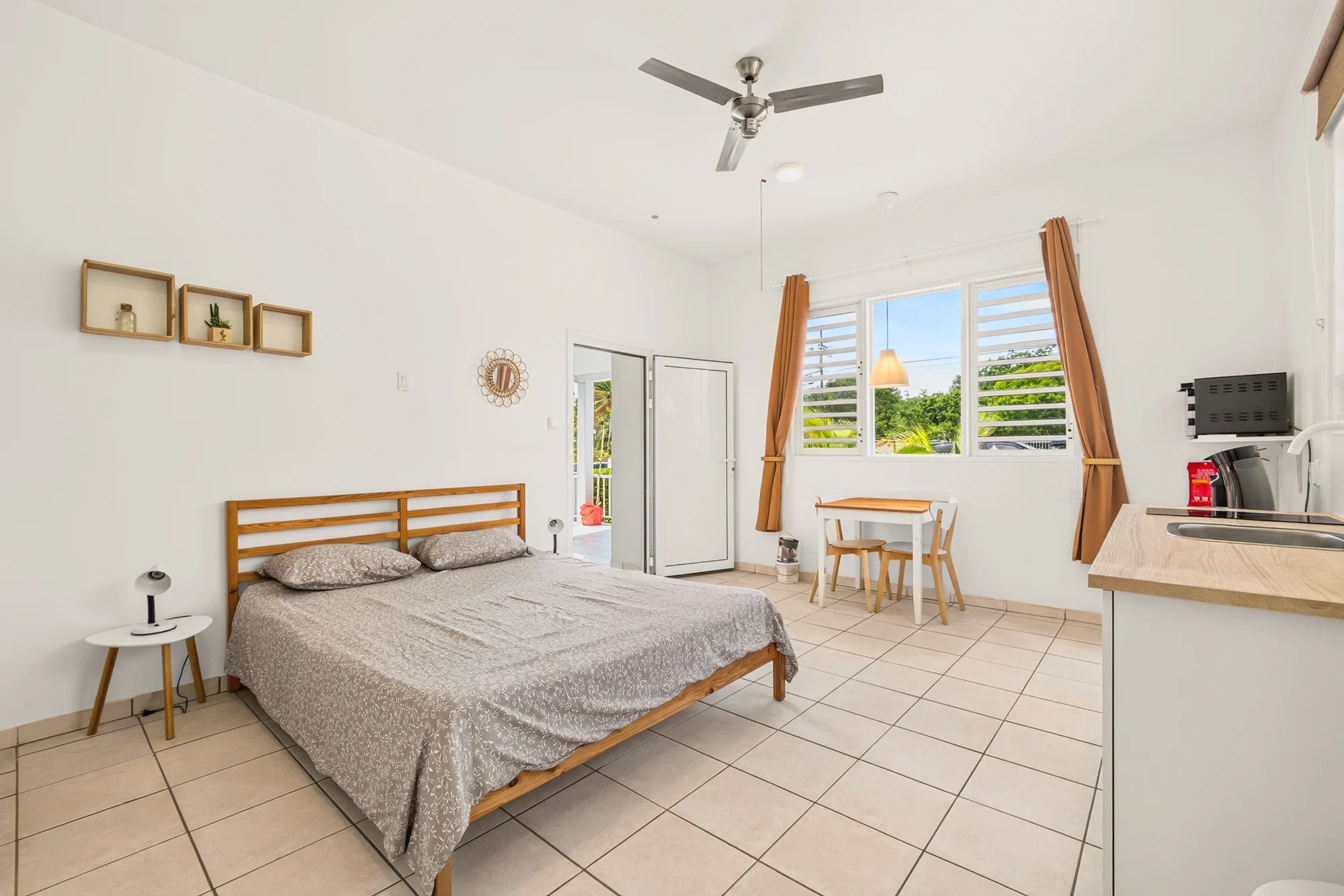 Studio met tweepersoonsbed, kitchenette en eethoek bij Tiki Azul op Curaçao