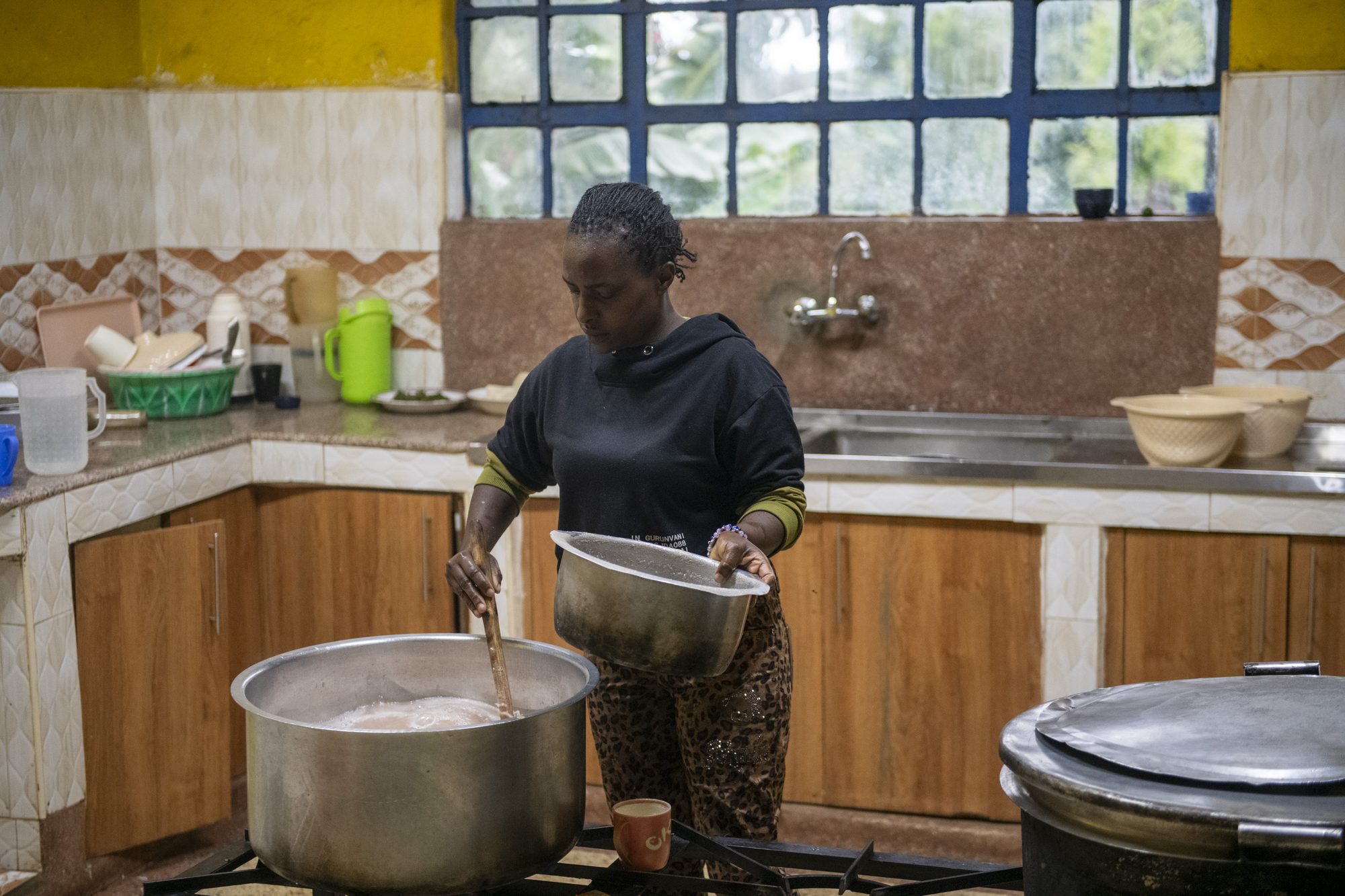 Medewerker kookt een gezonde maaltijd in de keuken van het Marianne Center