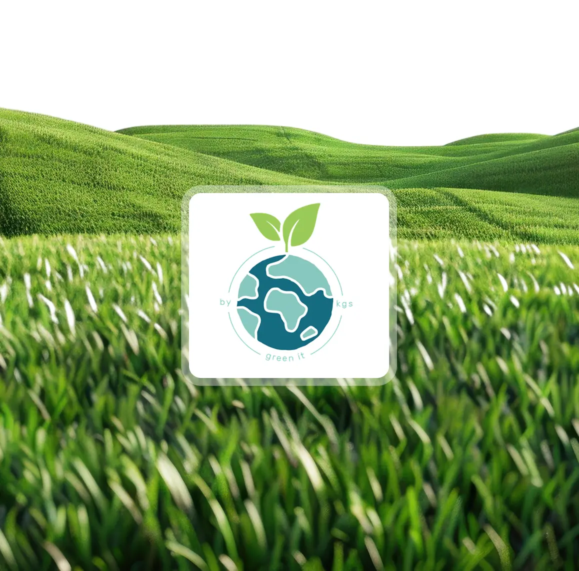 Grüne, hügelige Landschaft mit Logo einer Erde, aus der zwei Blätter wachsen, in der Bildmitte.