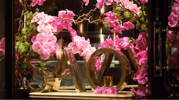 Belinda Bowles leads one of London’s few remaining in-house hotel floristry teams, overseeing the large installations and daily displays seen throughout The Savoy. With almost fifteen years at the hotel, she directs everything from seasonal resets to bespoke guest bouquets with exacting technical skill.