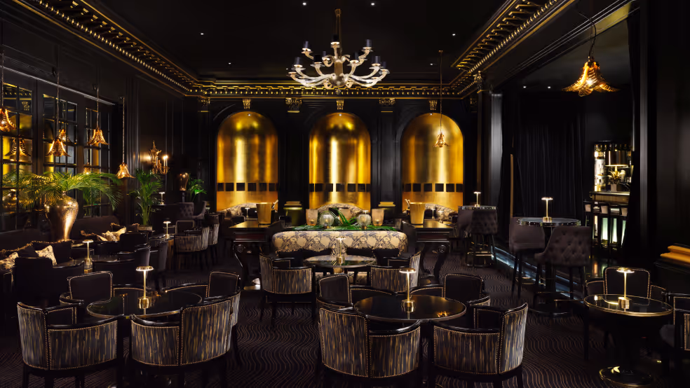 The Beaufort Bar celebrates the art of living: martinis poured with poise, champagne flowing freely, indulgence as ritual. Inspired by fashion, music and the glamour of London nights, the menu invites guests into a world where every drink becomes a story worth keeping.