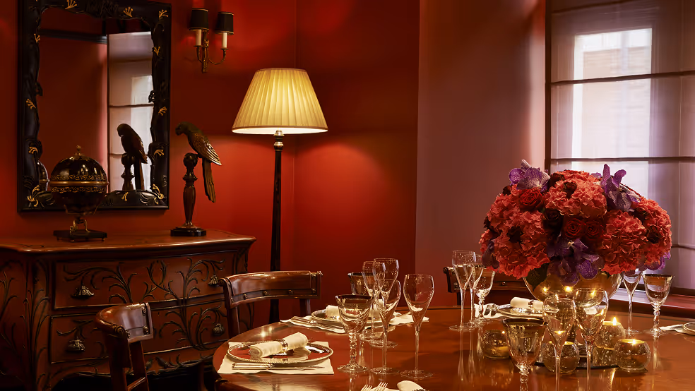 In response to the enthusiasm for private rooms for smaller events, Sorcerer was created in the late 1920s from two small storage rooms. The new, comfortably cosy private room was named after the 3rd of the Savoy Operas, “The Sorcerer”.