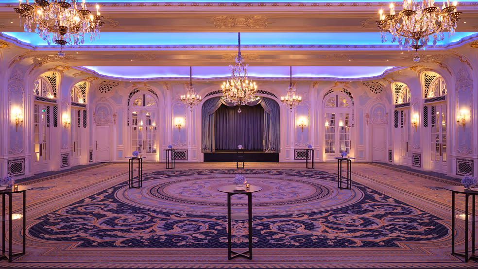 The Lancaster Ballroom, perfect for dancing and offering flexibility to entirely transform the room to your requirements. Uniquely for London, it also has its own stage. Often used alongside the adjoining Parlour Room, the Lancaster Ballroom is a premier spot for large events.