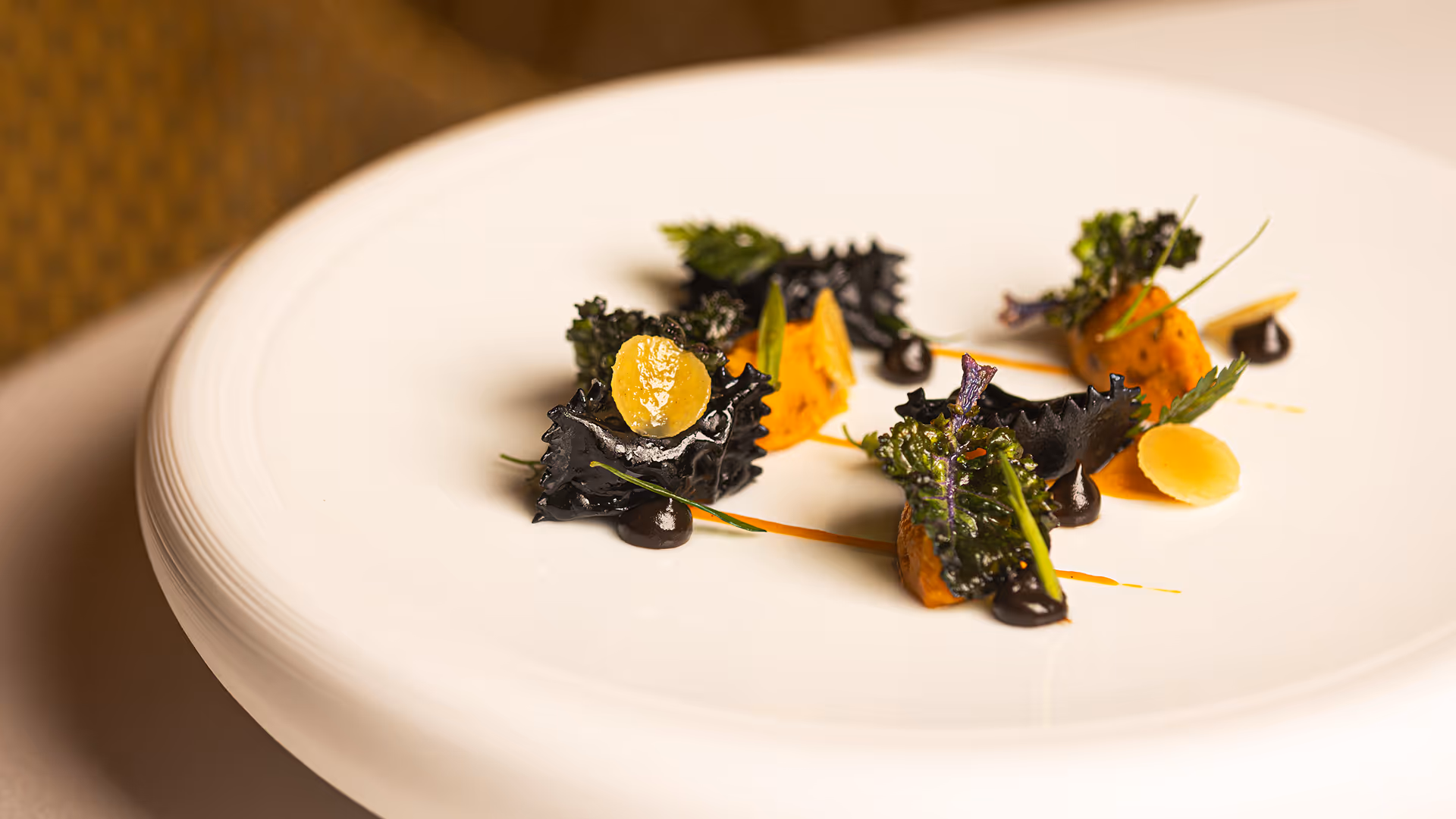 Restaurant 1890 brings together meticulous service, modern tasting menus, an elegant bar space, and a world-class wine list, guided by craft and precision.