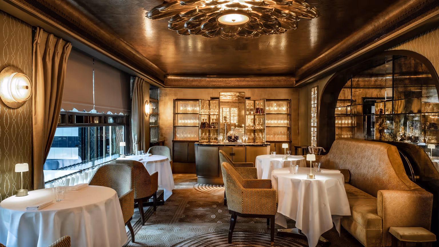 Restaurant 1890 brings together meticulous service, modern tasting menus, an elegant bar space, and a world-class wine list, guided by craft and precision.