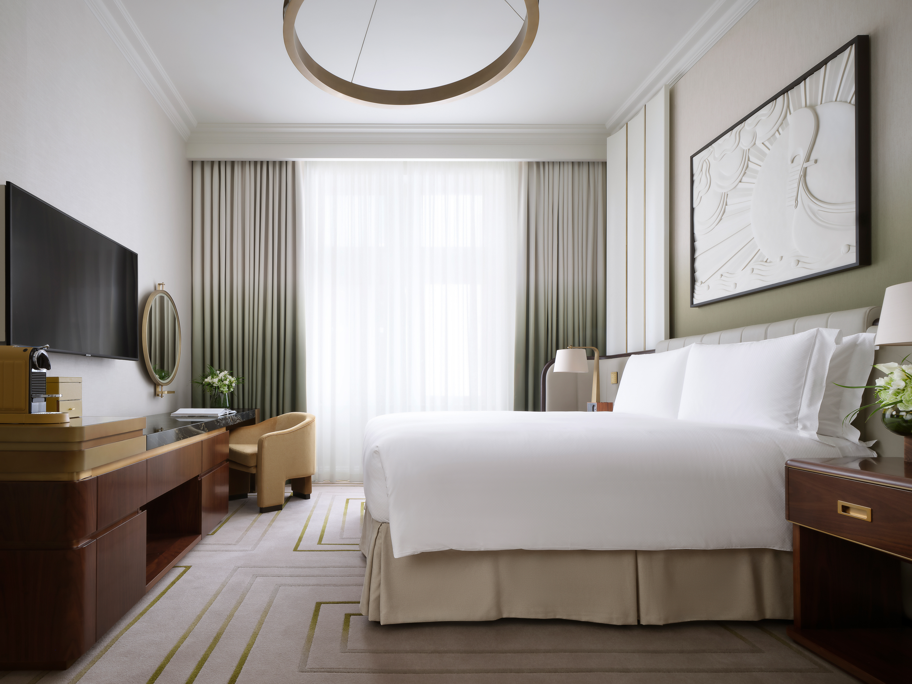 Reflecting The Savoy’s two design eras, each Superior Queen Room is arranged in either Edwardian or Art Deco style. Views reach to quiet courtyards or city streets, with daylight through sash windows and a marble bathroom giving the room its calm counter to London outside.