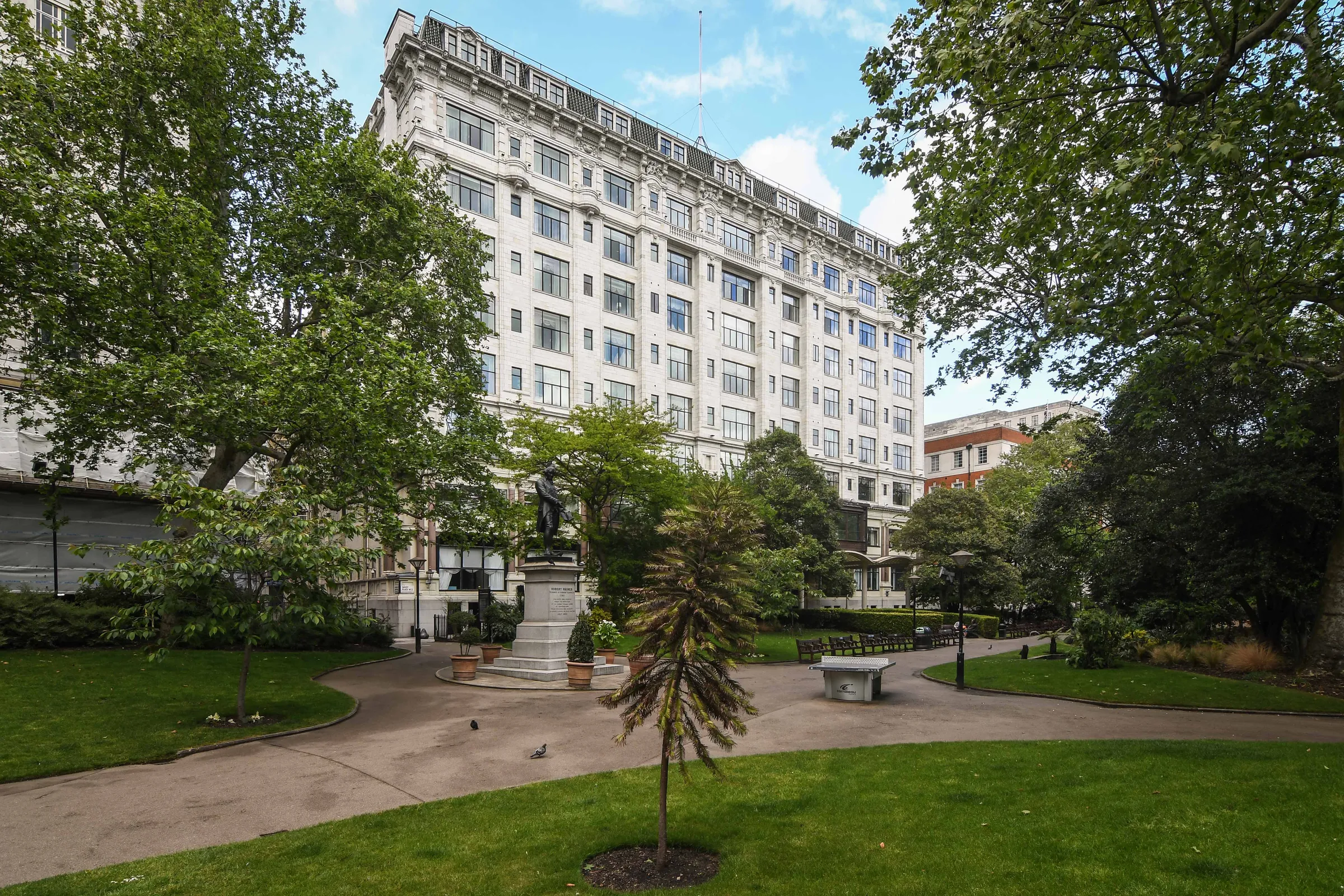 Beautiful Victoria Embankment views paired with refined luxury.