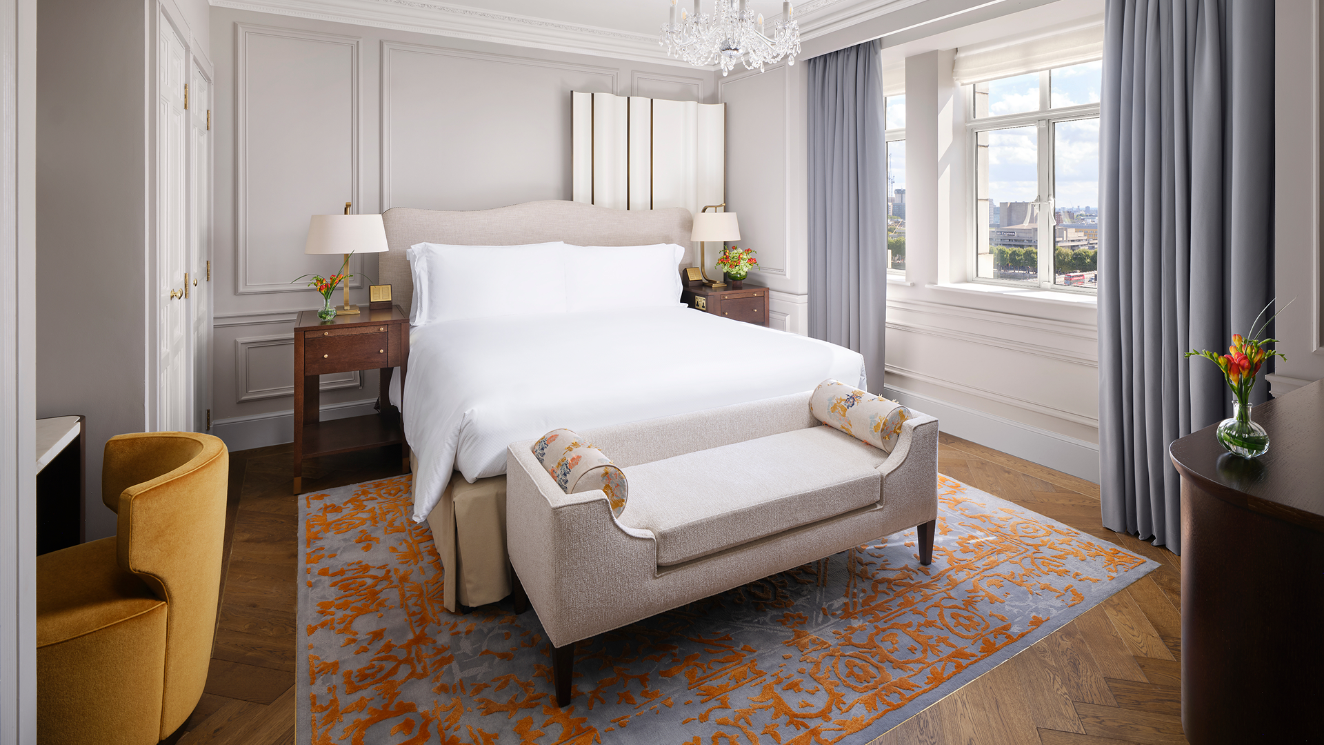 A king bedroom and separate sitting room give each suite a calm, residential rhythm, with Edwardian or Art Deco details. Light reaches through both rooms, and the marble bathroom keeps the layout orderly. It’s an easy fit for working days, longer stays or London exploration.