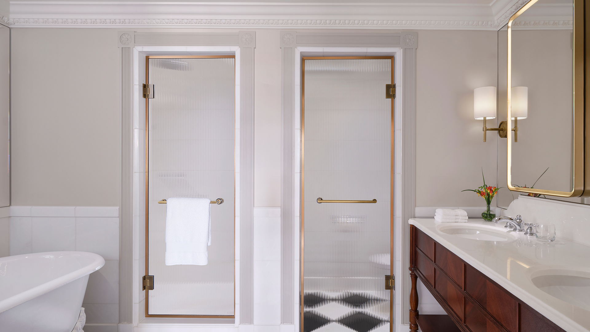 A king bedroom and separate sitting room give each suite a calm, residential rhythm, with Edwardian or Art Deco details. Light reaches through both rooms, and the marble bathroom keeps the layout orderly. It’s an easy fit for working days, longer stays or London exploration.
