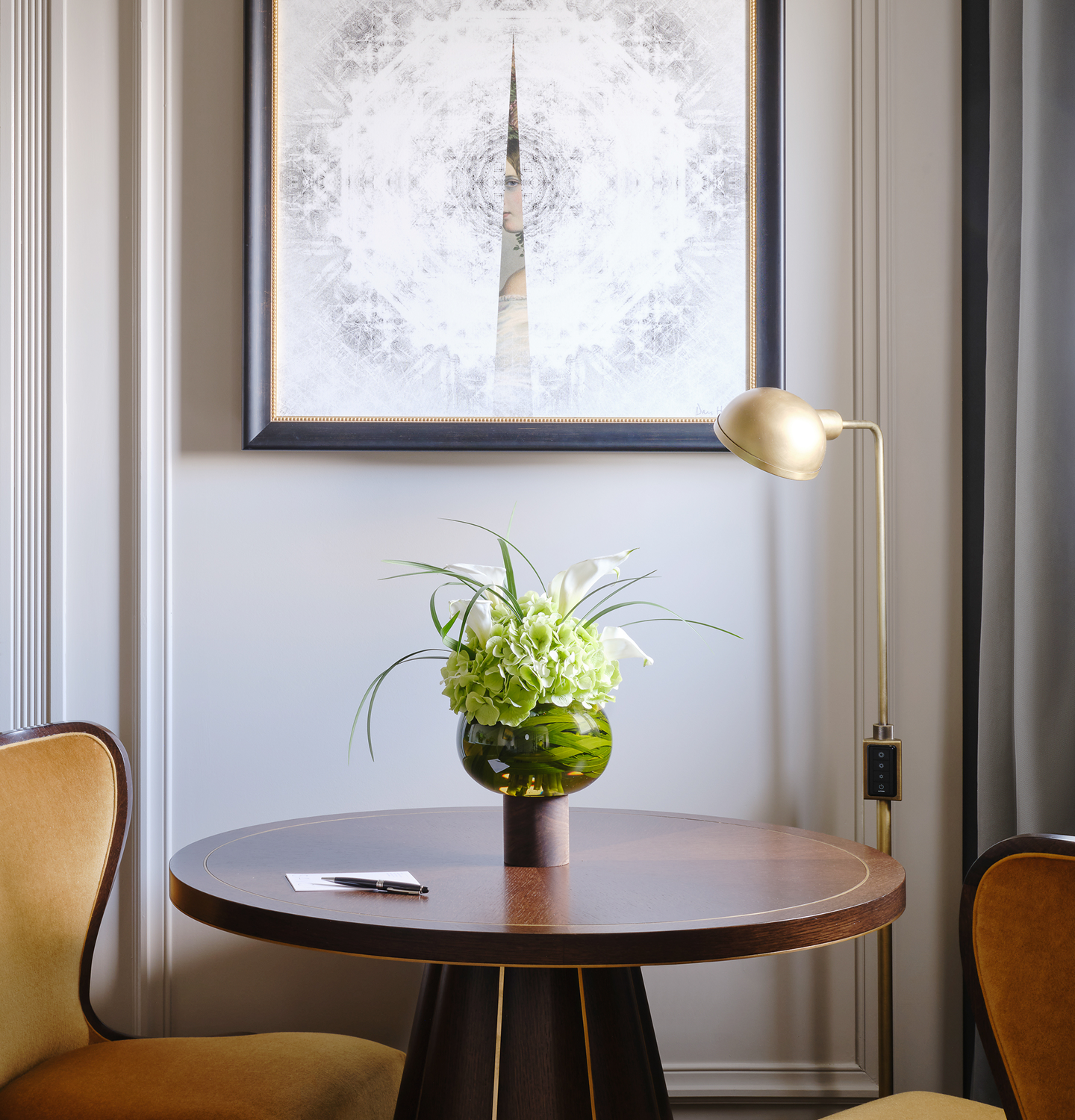 Stylish suite with a glimpse of the Thames.